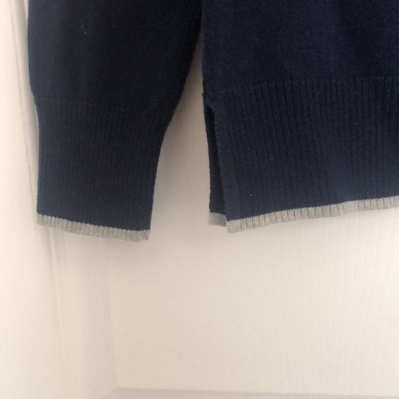 Gap sweater with lovebird design - Picture 3 of 5